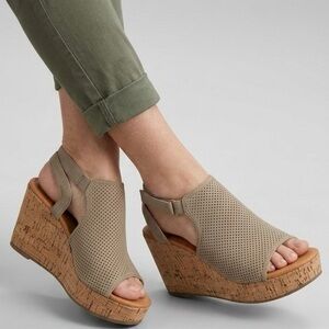 American Eagle Outfitters Women's Tan Wedge Sandals